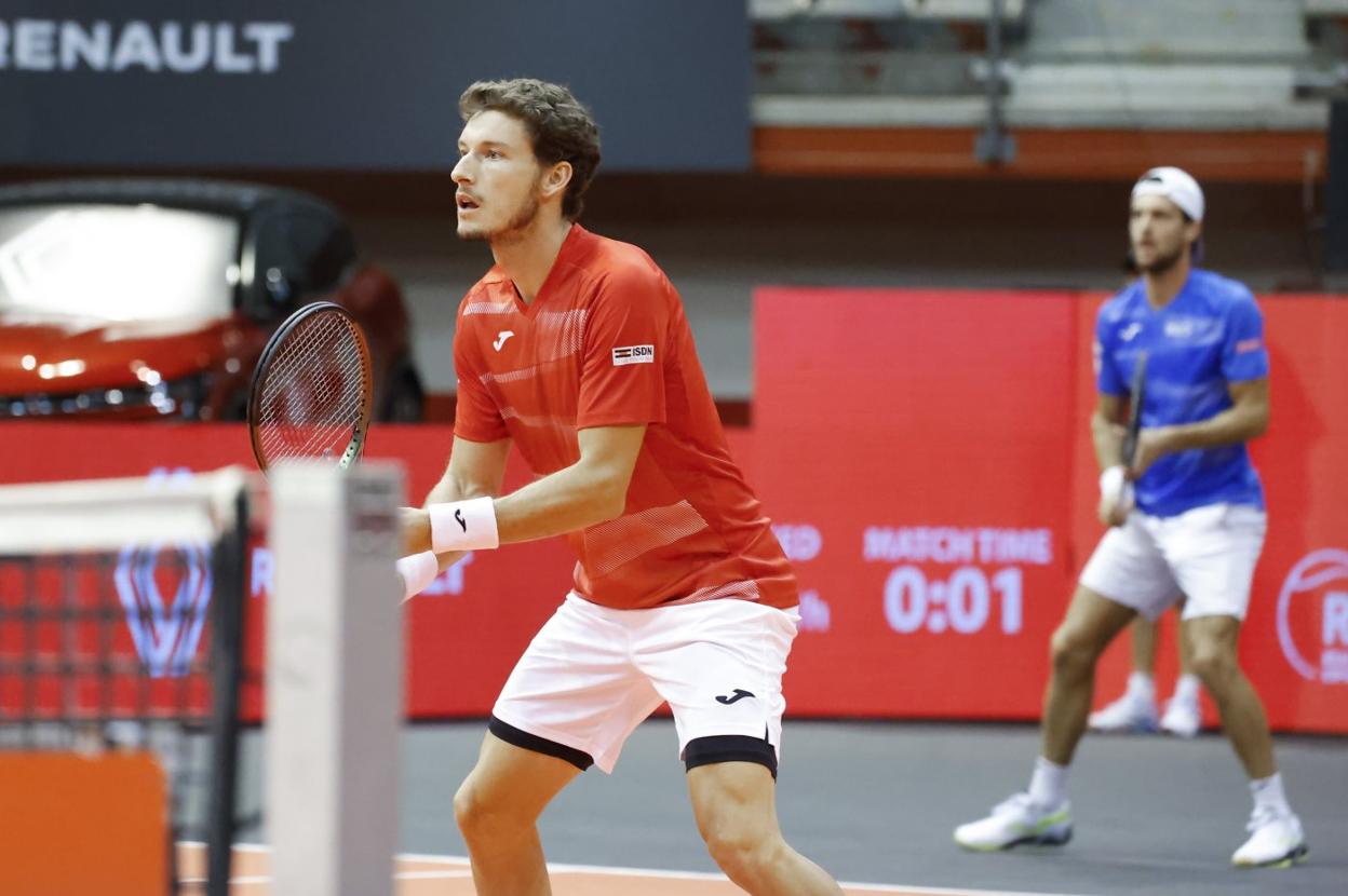 Pablo Carreño, con su compañero Sousa en segundo plano, durante el partido disputado ayer. 