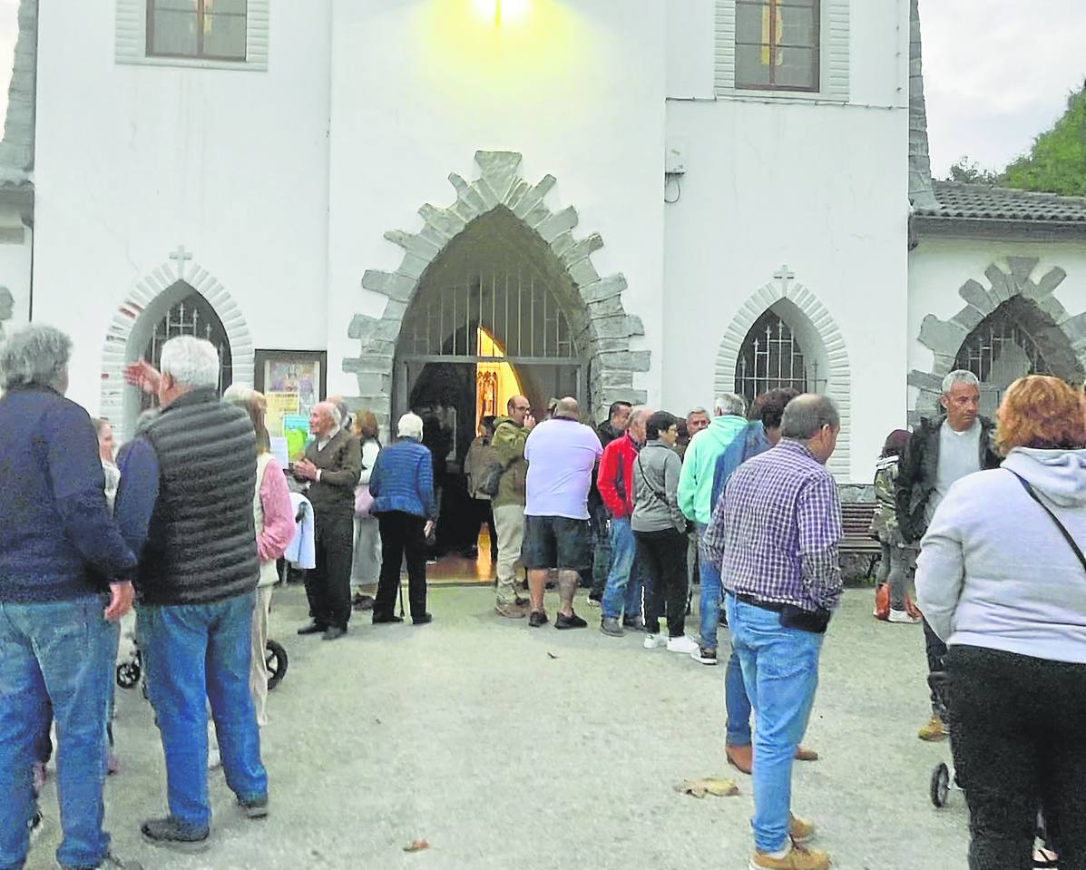 Más de un centenar de vecinos se reunieron en la iglesia para concretar los actos del próximo día 29. á. r. 