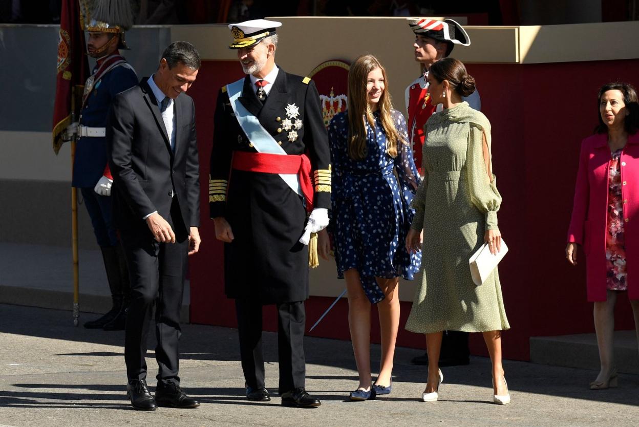 Pedro Sánchez conversa con Felipe VI y la infanta Sofía, con la Reina Letizia. 