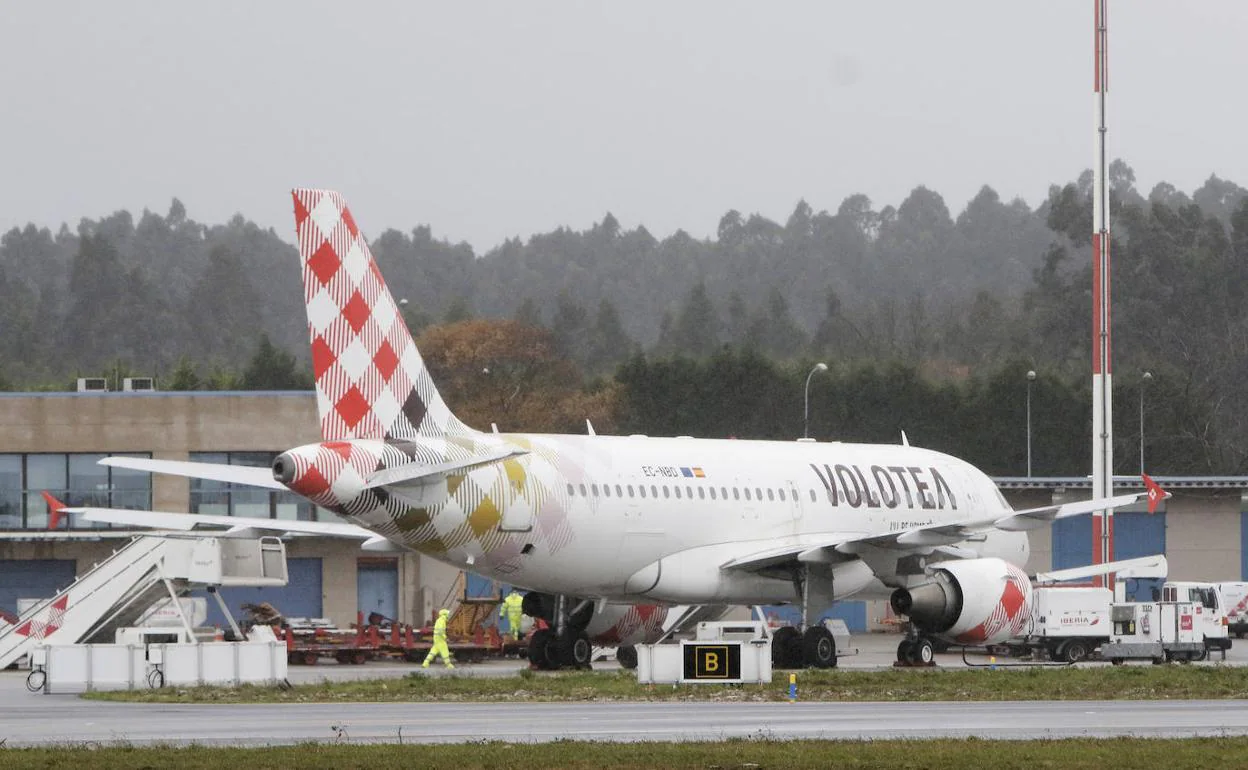 Imagen de archivo de un avión de Volotea en el Aeropuerto de Asturias