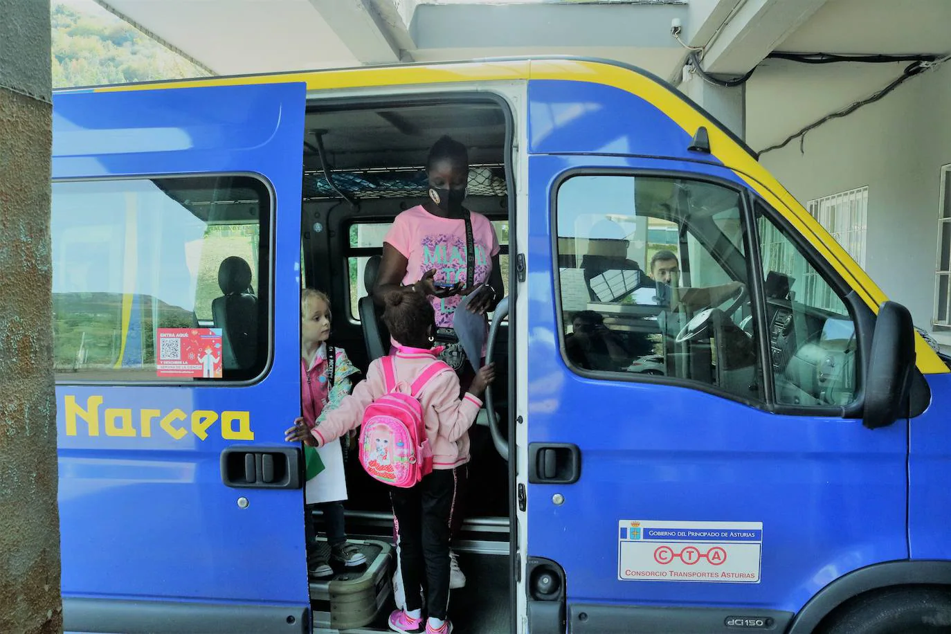 La madre de Rokhia, Isatou, ejerce de acompañante en el bus que cubre la línea del colegio San Jorge y del centro de San Antolín. 