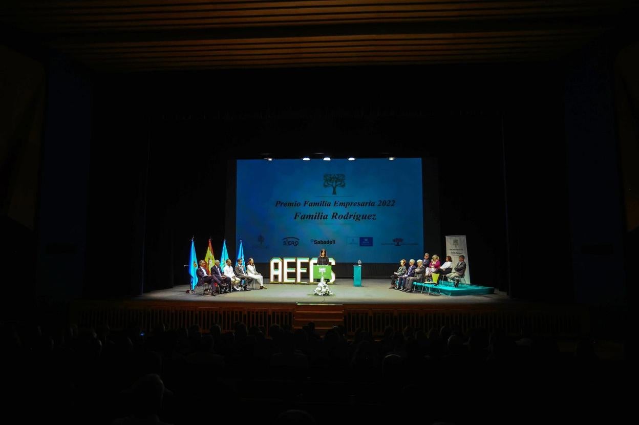Eva Rodríguez, durante su intervención tras recibir el premio Familia Empresaria, en presencia de su familia y autoridades. 