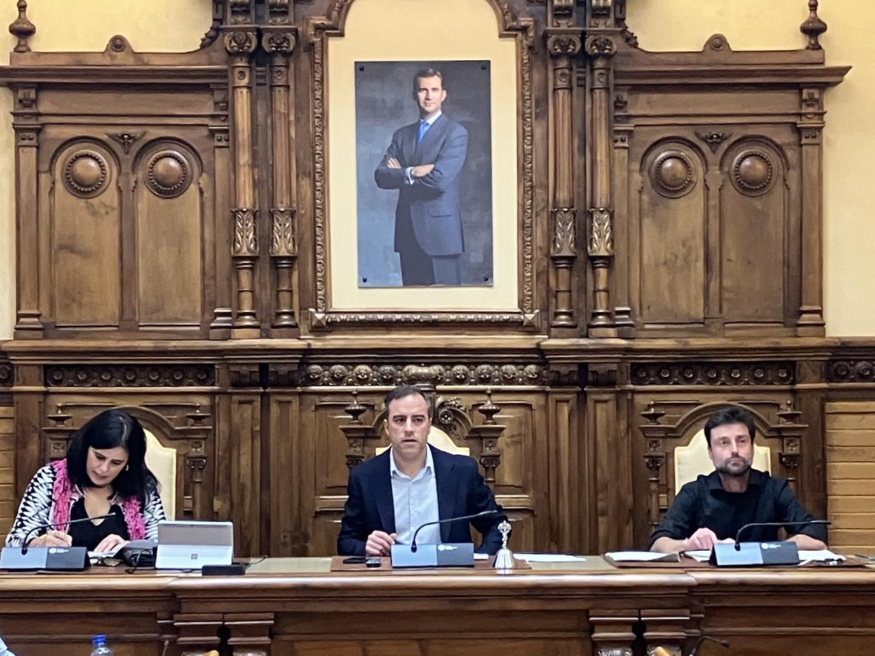 El presidente de Emulsa, Olmo Ron, y el gerente de la empresa, Alfonso Baragaño, al inicio del consejo. 