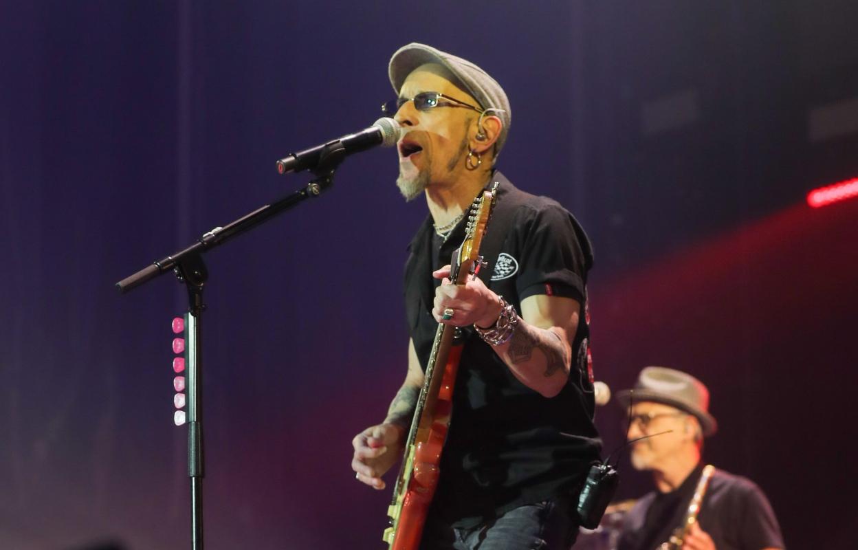 Fito, con su banda, durante un concierto en Gijón. 