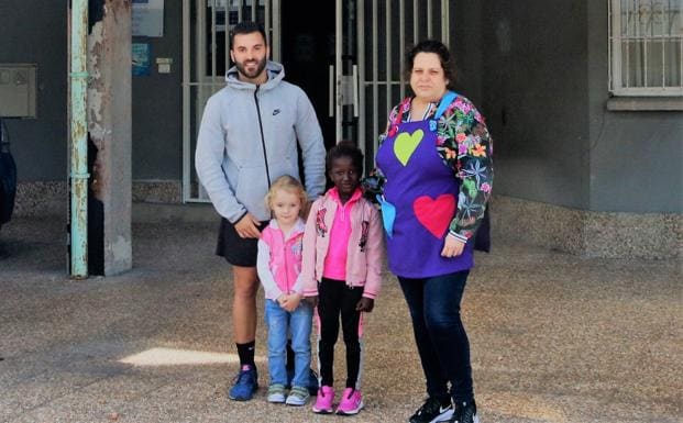 Saúl Fernández y María Palacios con sus dos alumnas, Lucía Méndez y Rokhia Tambedou. 