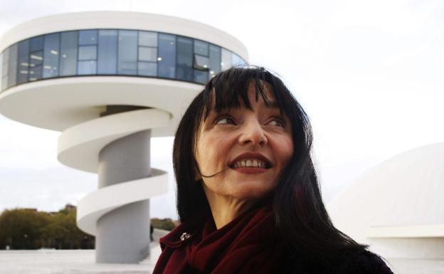 Premio Especial 60 Aniversario. Maria de Medeiros, frente al Niemeyer, en una visita a Asturias.