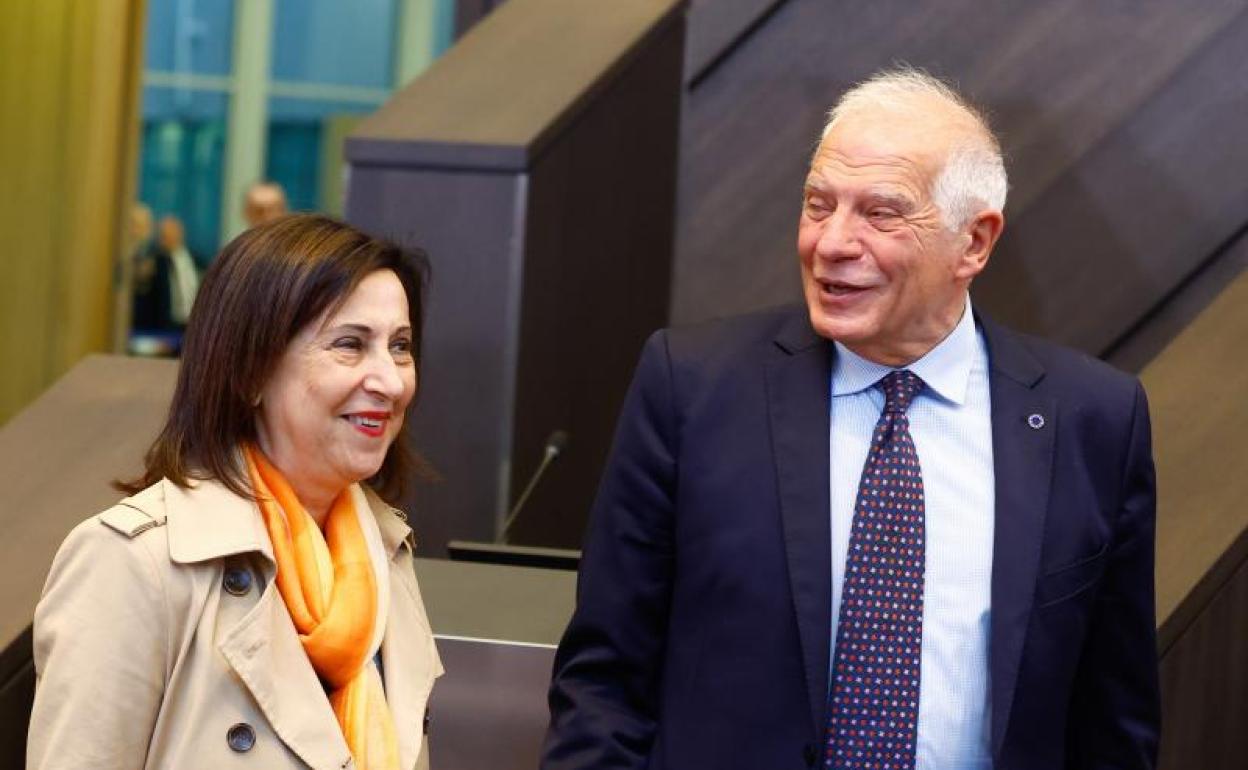 La ministra de Defensa, Margarita Robles, junto al jefe de la diplomacia europea. 