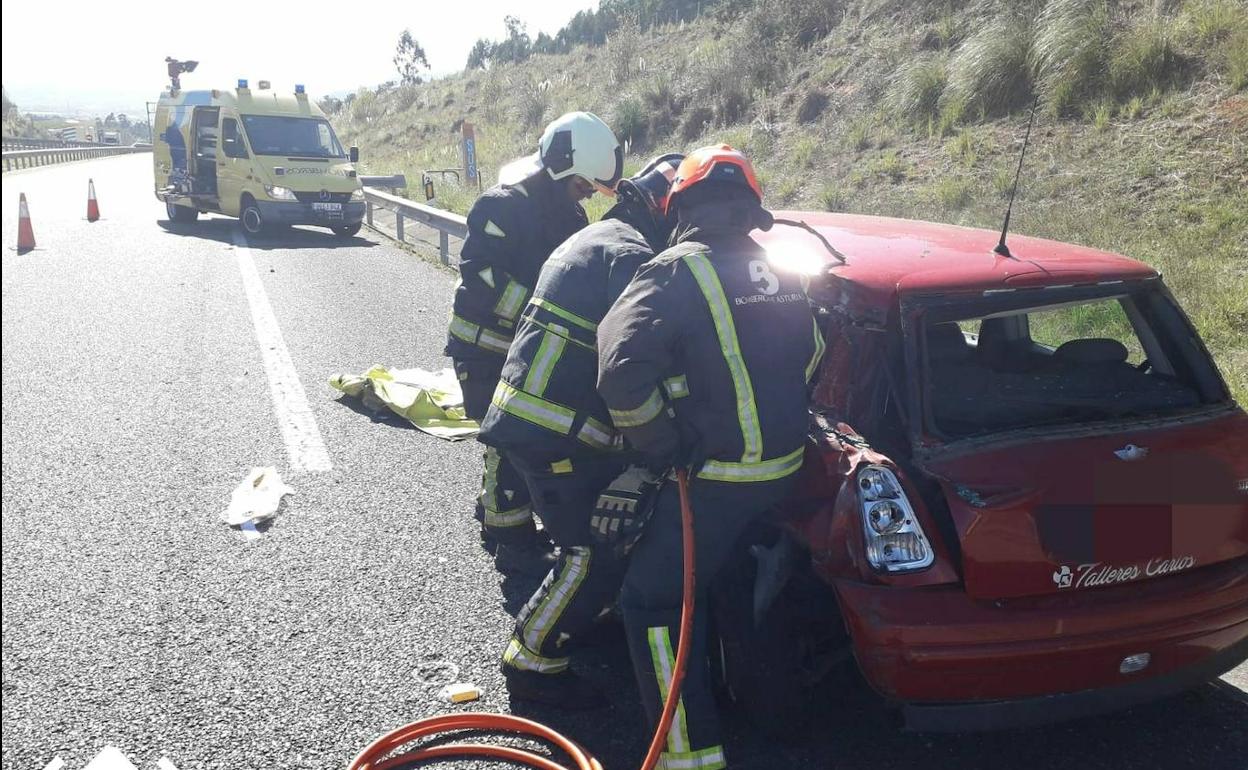 Herido el conductor de un turismo tras chocar con un camión en la AS-II