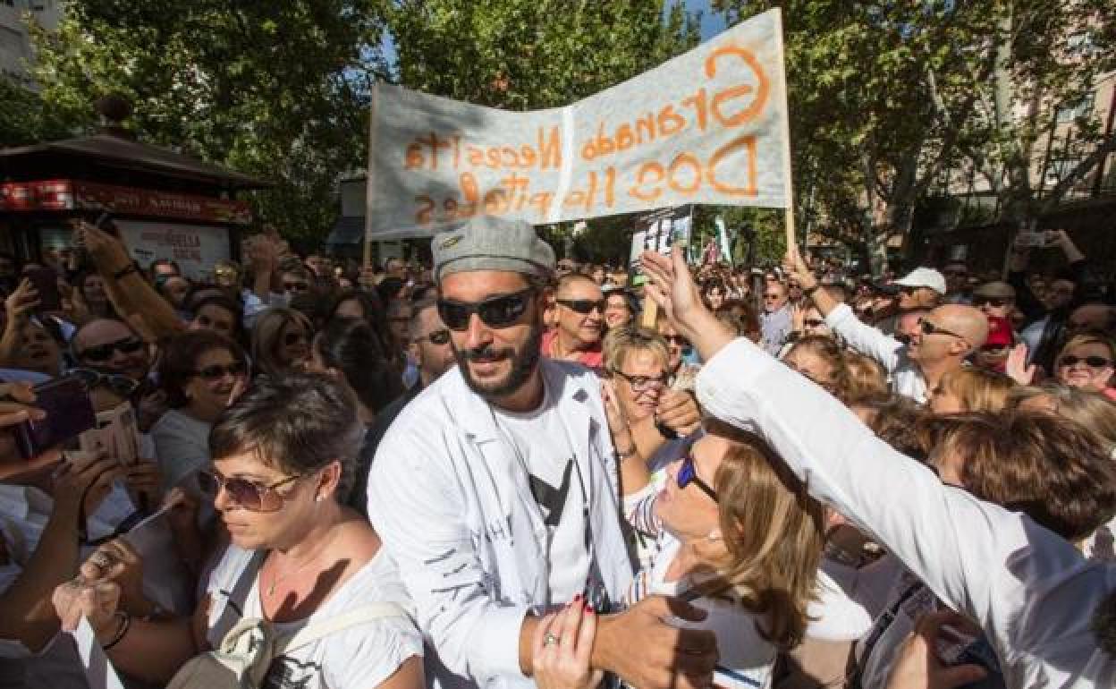 El médico de Urgencias Jesús Candel encabeza la manifestación que reivindica una sanidad digna para Granada EN 2016 