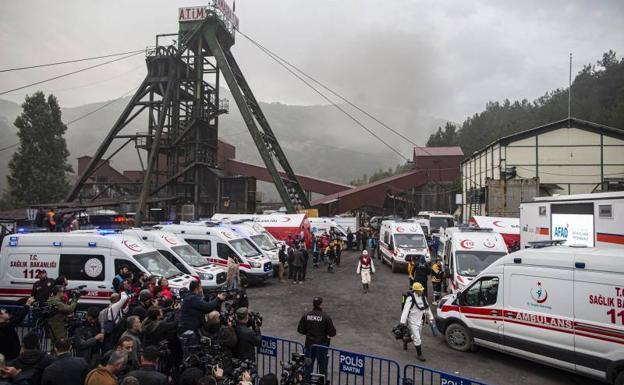 Ambulancias en el lugar de la explosión, en la mina de Amasra, en Turquía.