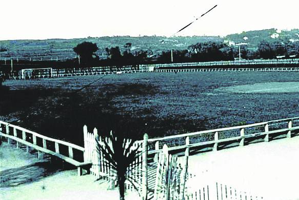 Se niveló el terreno de juego, que estaba delimitado entonces por una cerca de madera.