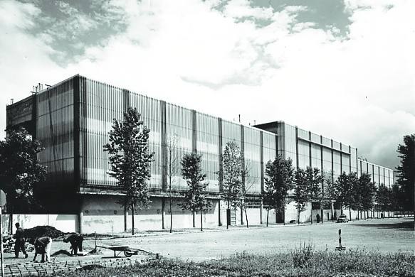 Fachada oeste de El Molinón, utilizada como pabellón central de la Feria de Muestras desde el año 1966 hasta 1971.