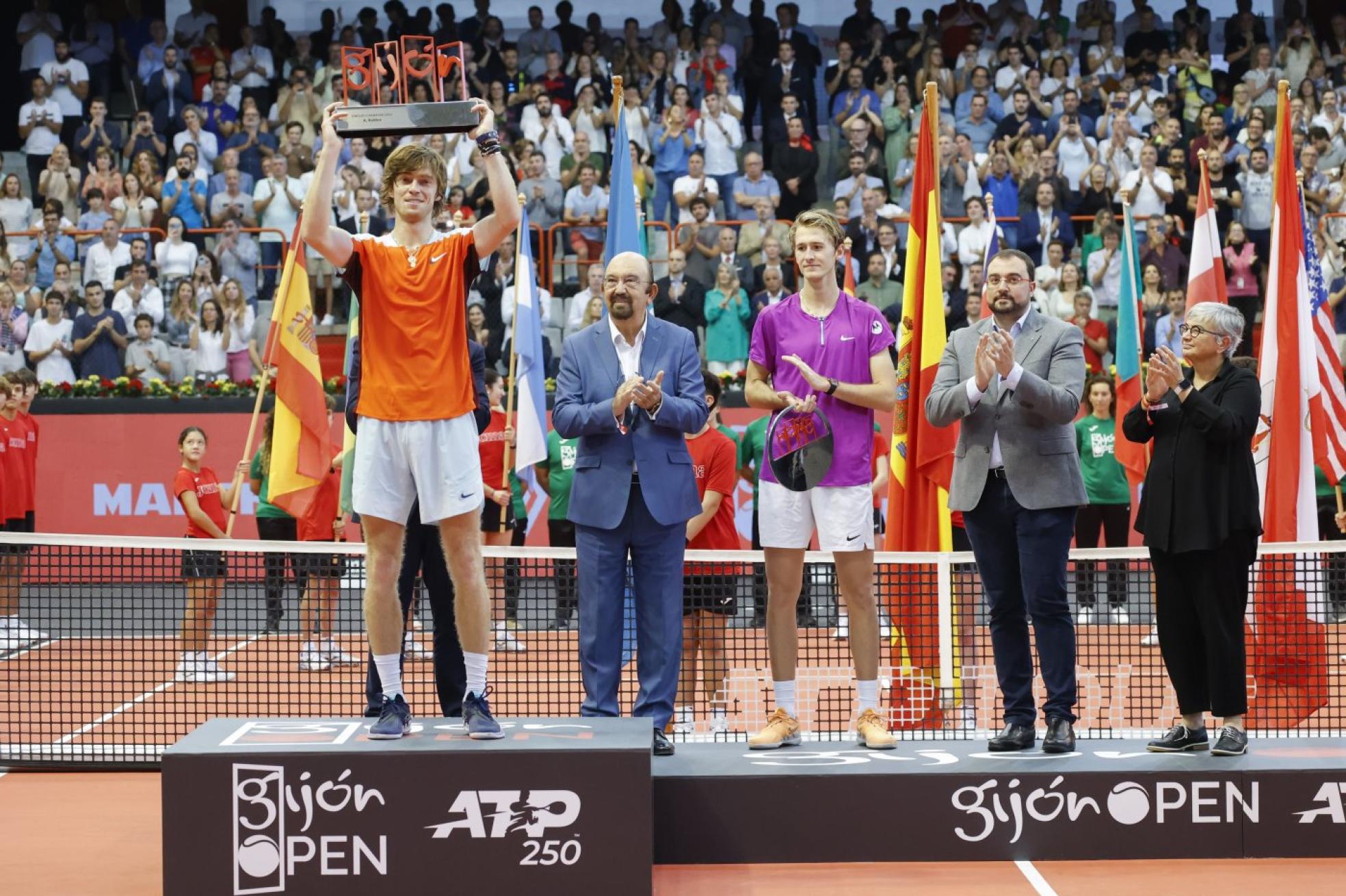 t Rublev eleva el torneo del Gijón  Open aplaudido por Miguel Díaz, Sebastián Korda, Adrián Barbón y Ana González. FOTOS DE ARNALDO GARCÍA