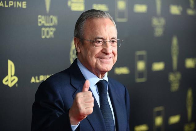 Florentino Pérez, presidente del Real Madrid, saluda a su llegada al Teatro del Châtelet, escenario de la gala del Balón de Oro. 