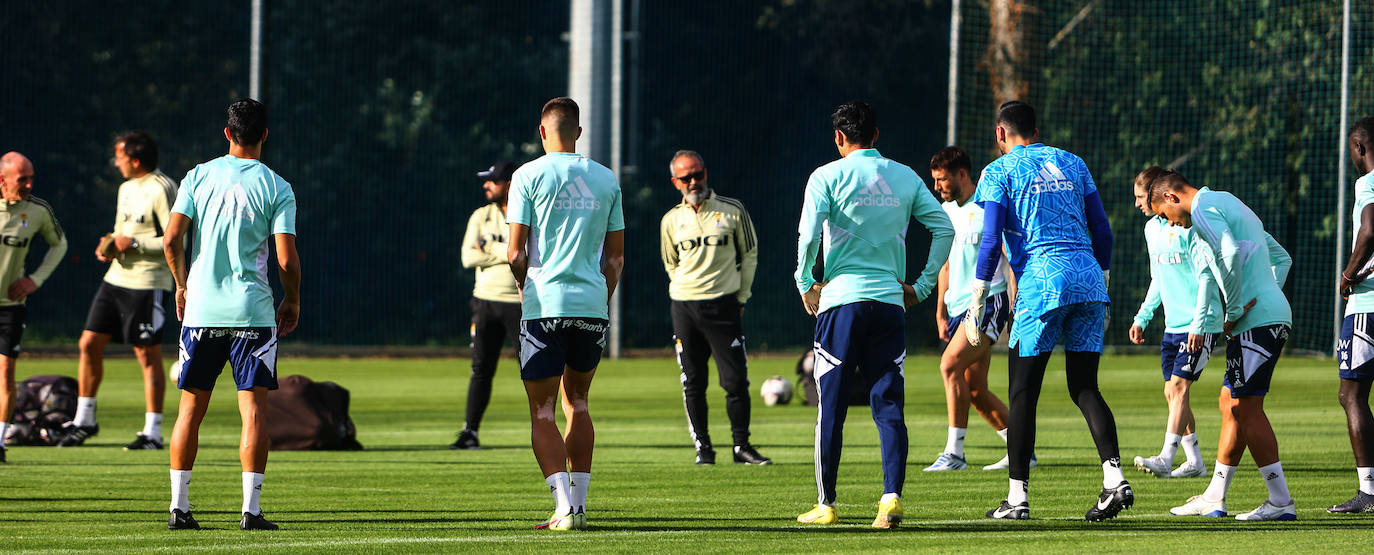 Fotos: Así ha sido el primer entrenamiento de Cervera al frente del Real Oviedo