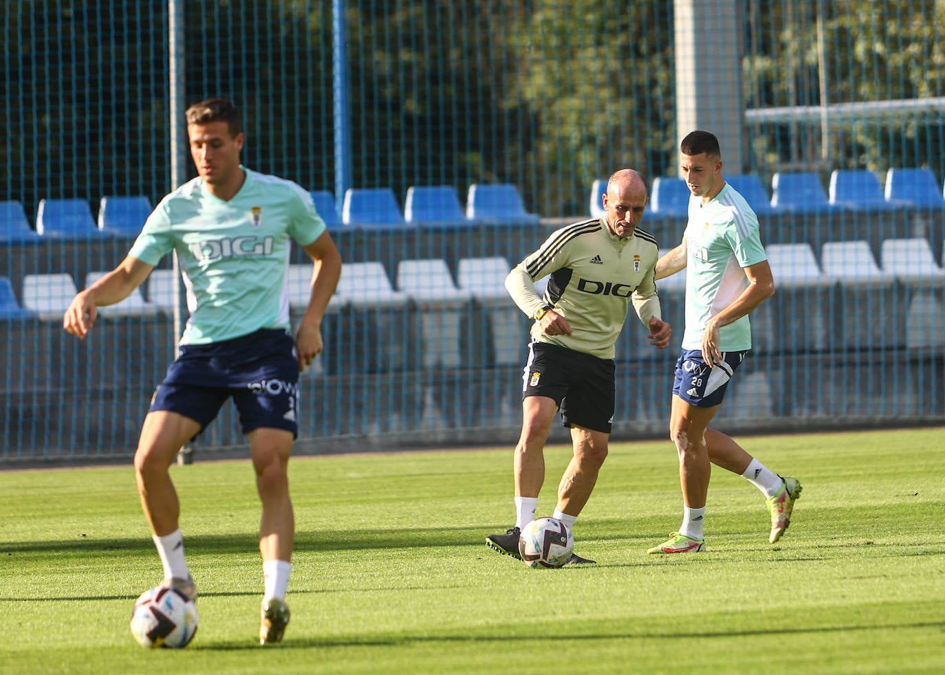 Fotos: Así ha sido el primer entrenamiento de Cervera al frente del Real Oviedo