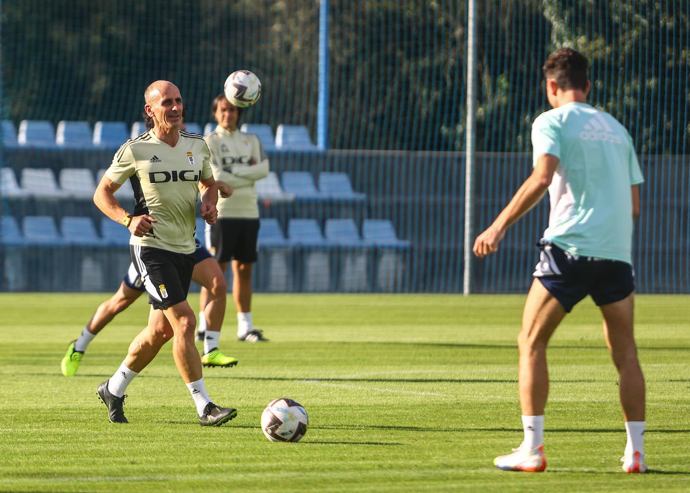 Fotos: Así ha sido el primer entrenamiento de Cervera al frente del Real Oviedo