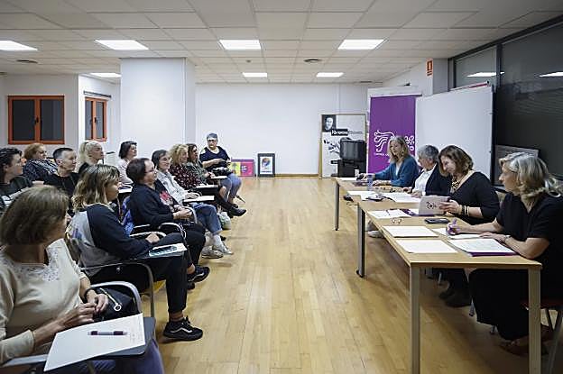 La alcaldesa encabeza la reunión del Consejo de Mujeres celebrada en el centro municipal de La Arena. 