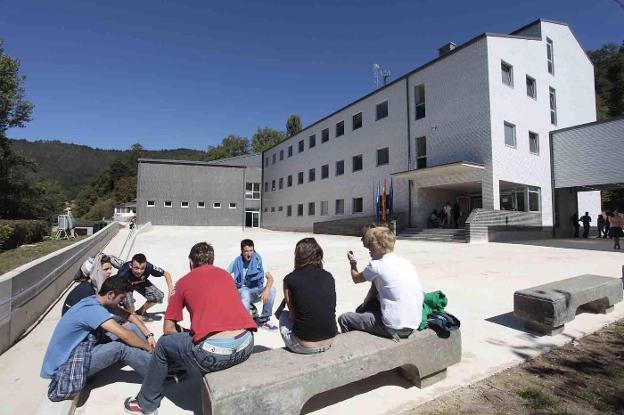 Investigan el robo de la caja fuerte y ordenadores en el instituto de Infiesto 