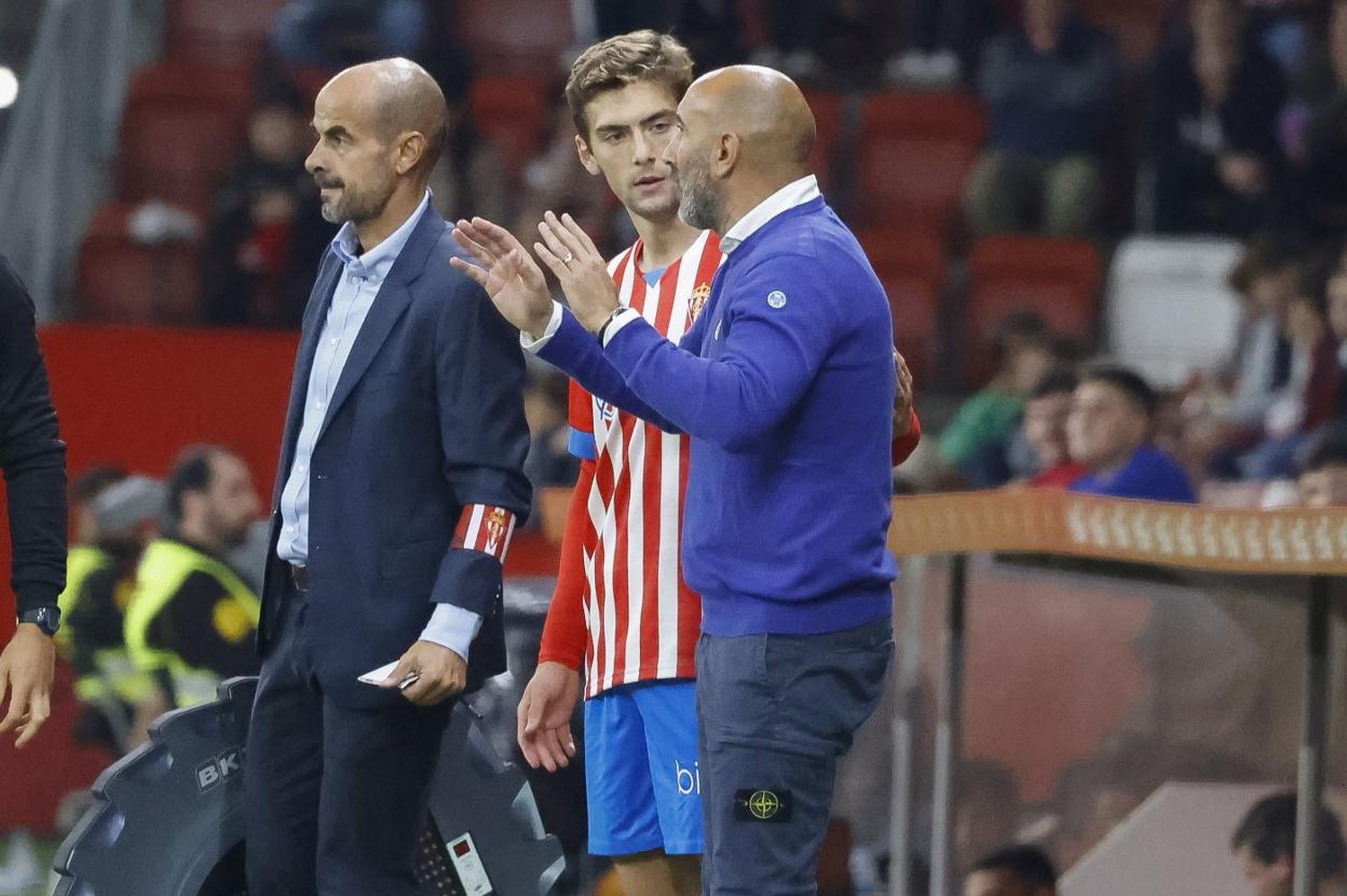 Abelardo da instrucciones a Gragera antes de entrar al terrreno de juego, con Mario a su derecha. 