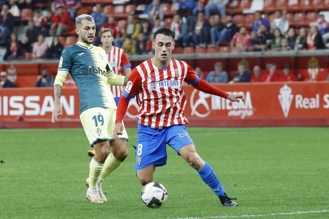 Pedro Díaz conduce el balón durante el partido. 