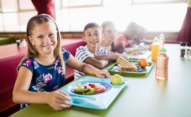 A los niños les cuesta comer pescado pero hay opciones para conseguir que lo hagan 