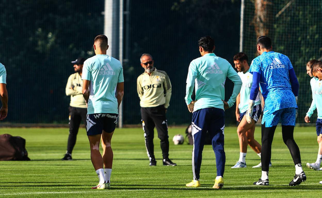 Álvaro Cervera, el nuevo enrenador del Real Oviedo, en su primera sesión de entrenamiento con el equipo