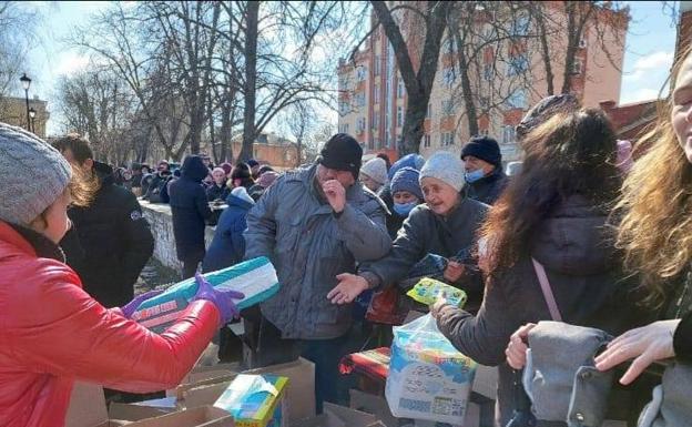 Imagen principal - La Organización Expoacción acoge en estos momentos a 212 refugiados de Ucrania. 