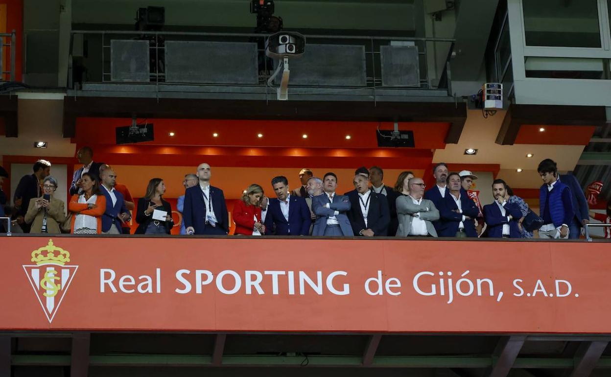 Alejandro Irarragorri, de Orlegi Sports, en el palco de El Molinón en el partido de Liga de Segunda División entre el Sporting y el Ibiza. 