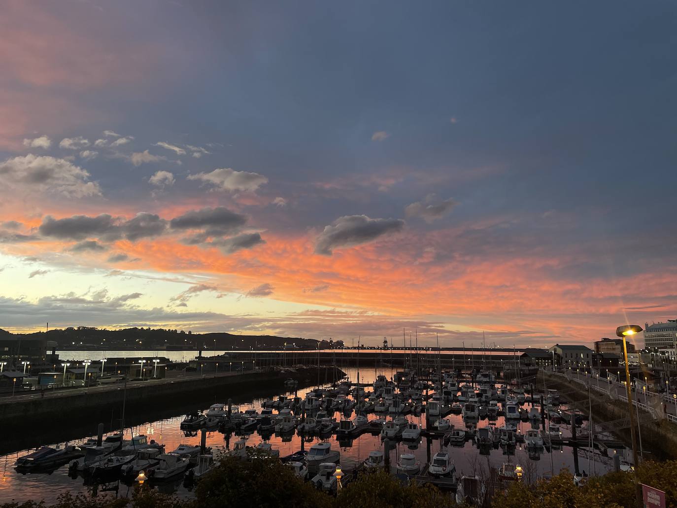 Fotos: Espectacular atardecer en Gijón