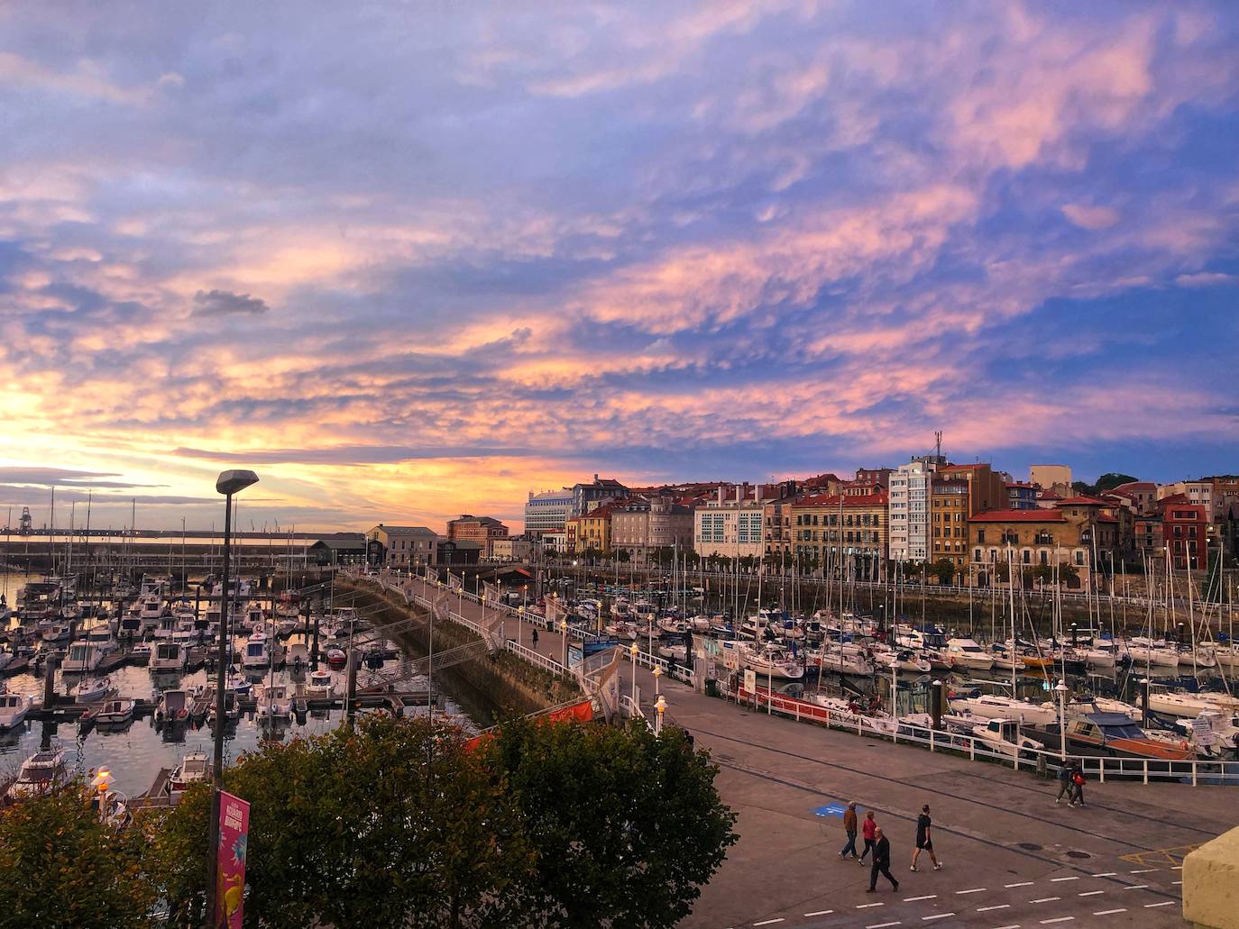 Fotos: Espectacular atardecer en Gijón