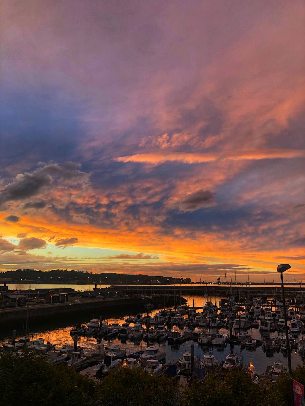 Fotos: Espectacular atardecer en Gijón