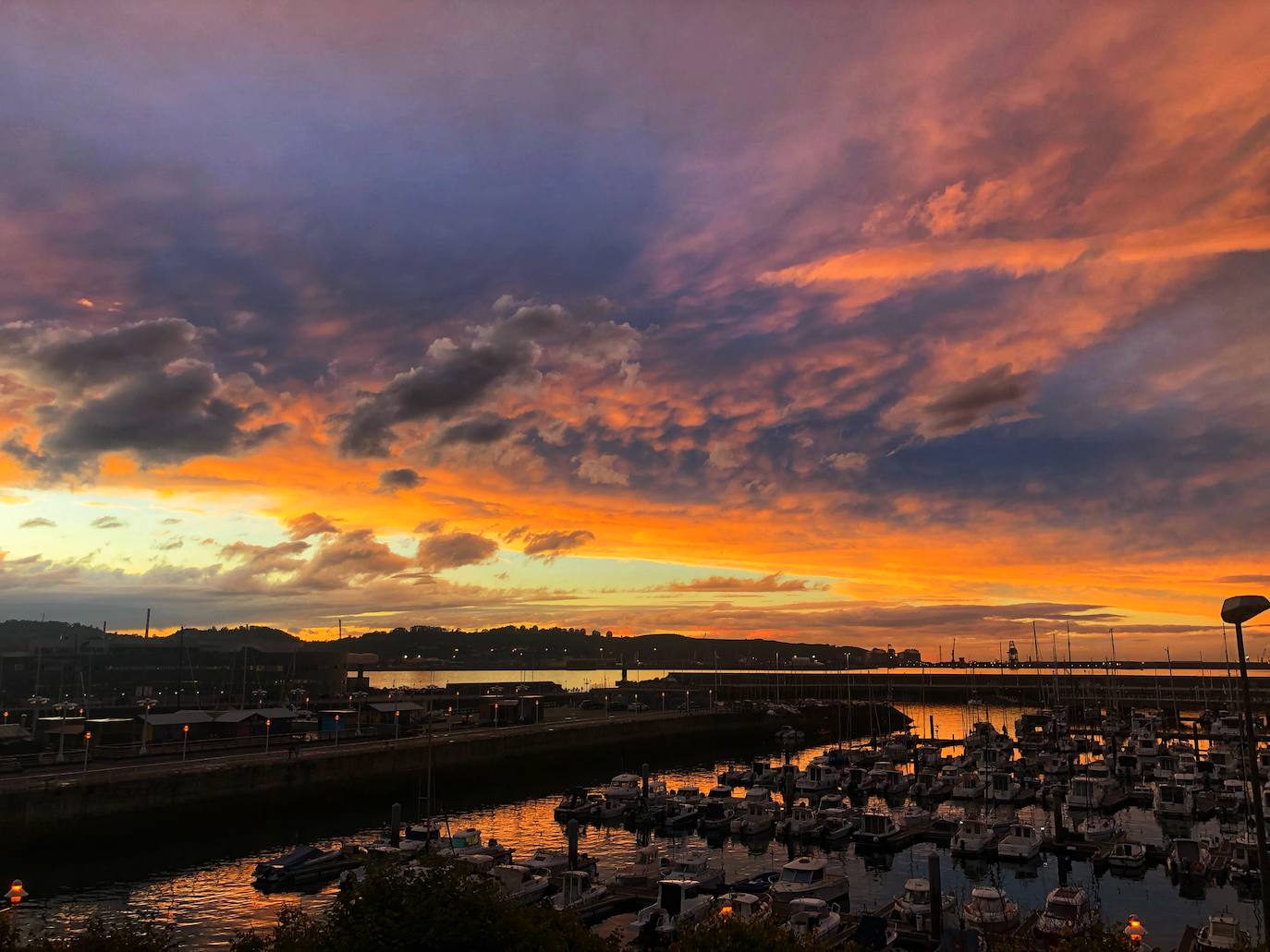 Fotos: Espectacular atardecer en Gijón