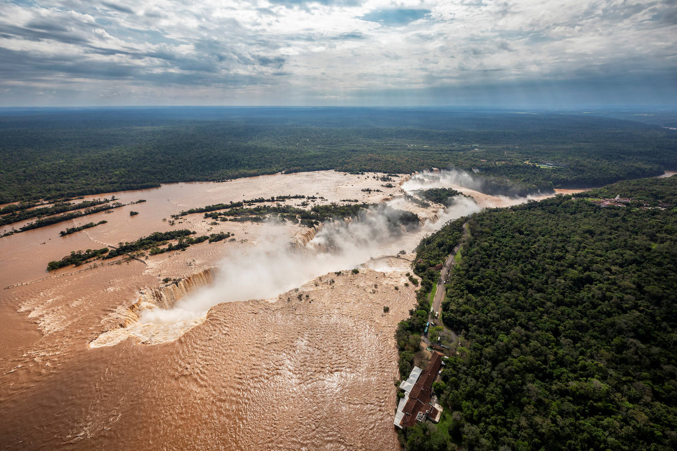 Fotos: El agua de las cataratas de Iguazú multiplica su caudal por diez