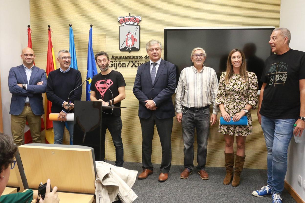 Jesús Martínez Salvador (Foro), José Carlos Fernández Sarasola (Ciudadanos), Juan Chaves (Podemos-Equo), Eladio de la Concha (Vox), Luis García (FAV), Ángela Pumariega (PP) y Alejandro Rodríguez (CC OO), ayer, durante su comparecencia en el Ayuntamiento. 