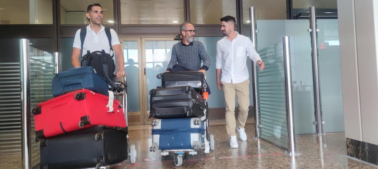 Dani Bautista acudió a recibir al aeropuerto al nuevo técnico.
