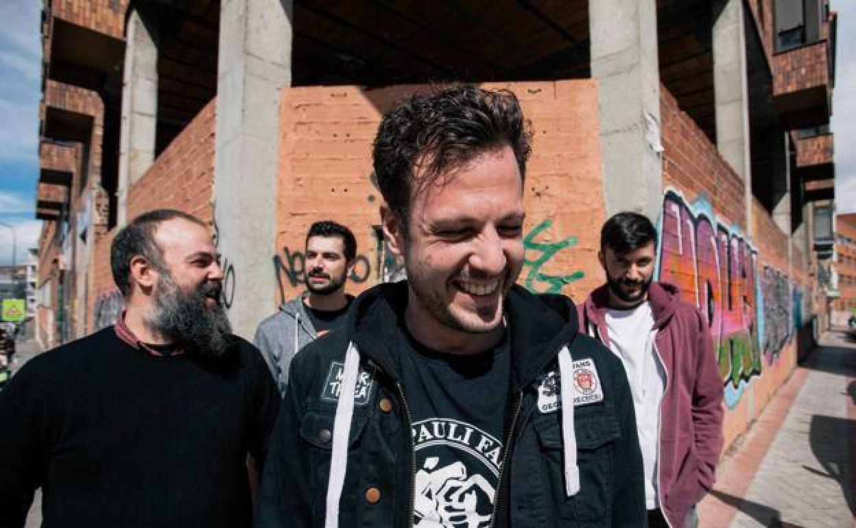 Esteban Girón, en primer plano, con el resto de miembros de la banda. 