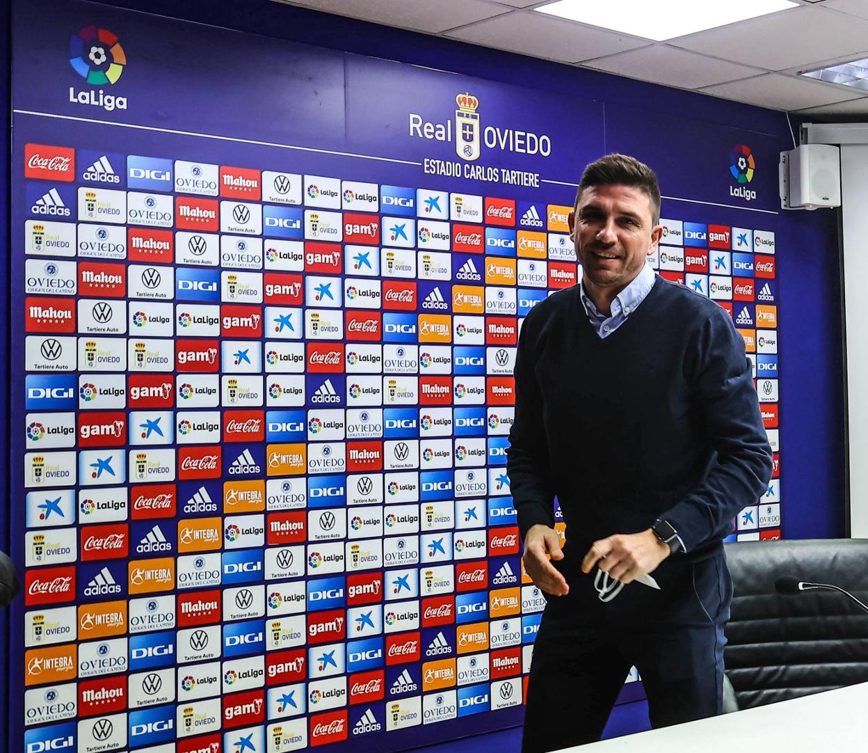 Rubén Reyes, en su etapa como director deportivo del Oviedo, en la sala de prensa del Tartiere. 