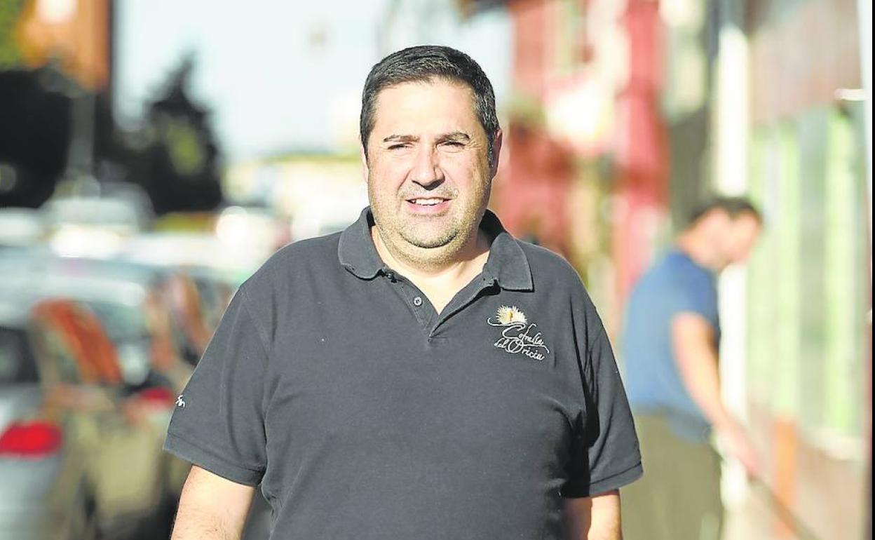 Alberto Fernández Hortal, con el polo de la Cofradía del Oriciu que preside. 