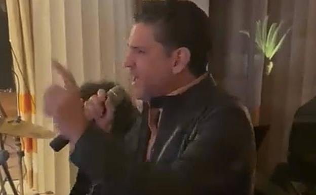 Alejandro Irarragorri, cantando en la fiesta de cumpleaños de Ricardo Salinas