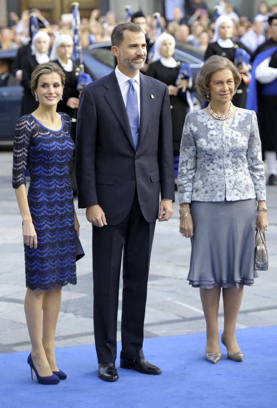 Imagen secundaria 2 - Premios Princesa de Asturias: todos los looks de las galas de la reina Letizia, la princesa leonor, la infanta Sofía y doña Sofía