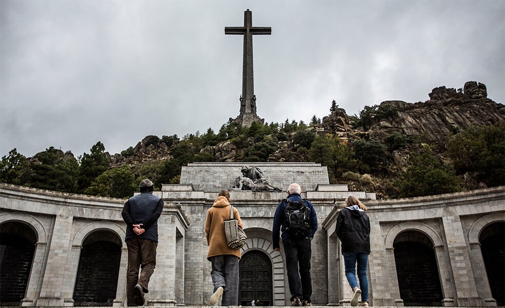 Cuatro turistas se dirigen a la entrada del Valle de los Caídos