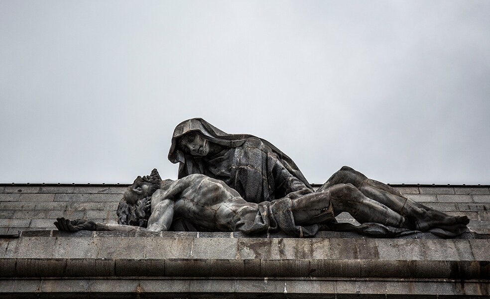 'La Piedad', la gigantesca escultura que da entrada a la basílica del Valle.