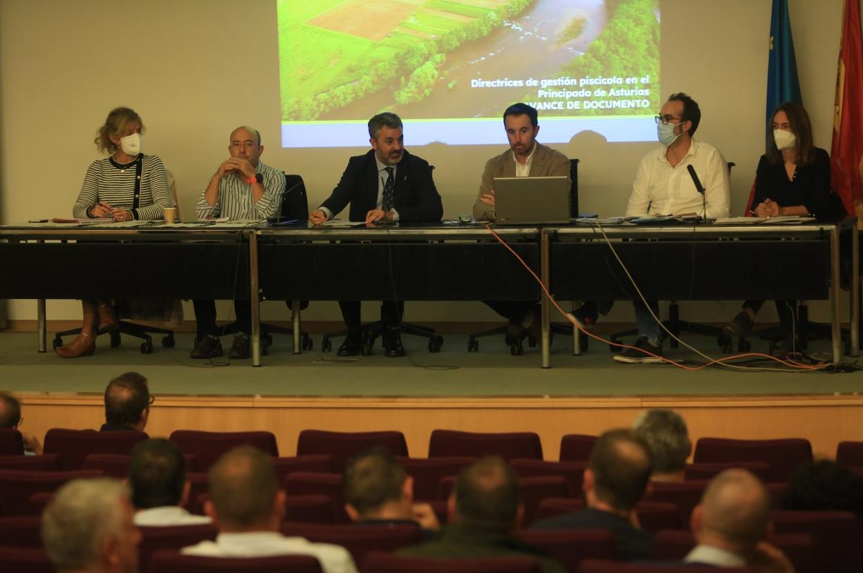 Alejandro Calvo y David Villar, en el centro, al inicio del Consejo de la Pesca Fluvial de ayer. 