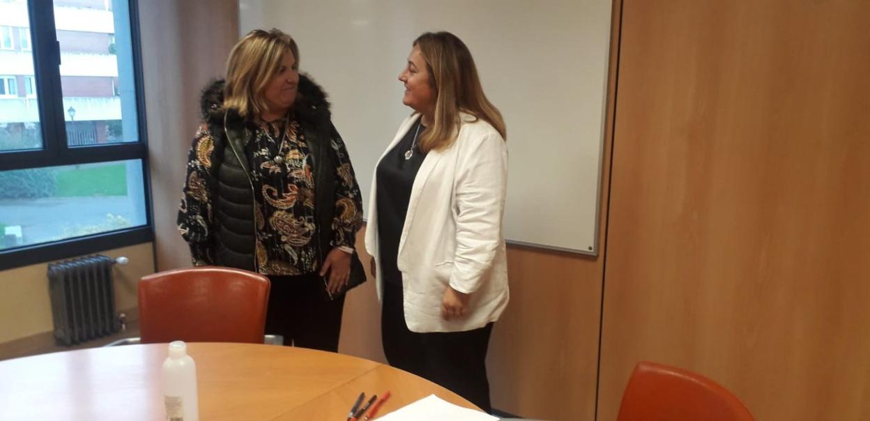 La alcaldesa de Riosa, Ana Díaz, y la consejera de Educación, Lydia Espina, ayer. 