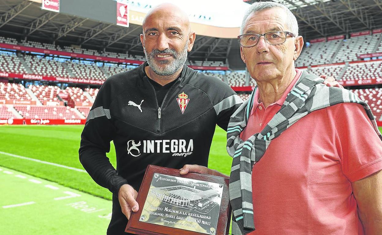 Alonso, que mañana cumple 80 años y que ganó en 1967 el primer Molinón de Plata de la historia, sujeta con Abelardo el histórico trofeo que 'El Pitu' se adjudicó en cuatro ocasiones. 