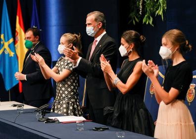 Imagen secundaria 1 - Premios Princesa de Asturias: todos los looks de las galas de la reina Letizia, la princesa leonor, la infanta Sofía y doña Sofía