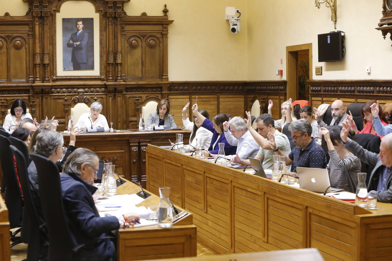 Votación durante el Pleno del Ayuntamiento de Gijón. 