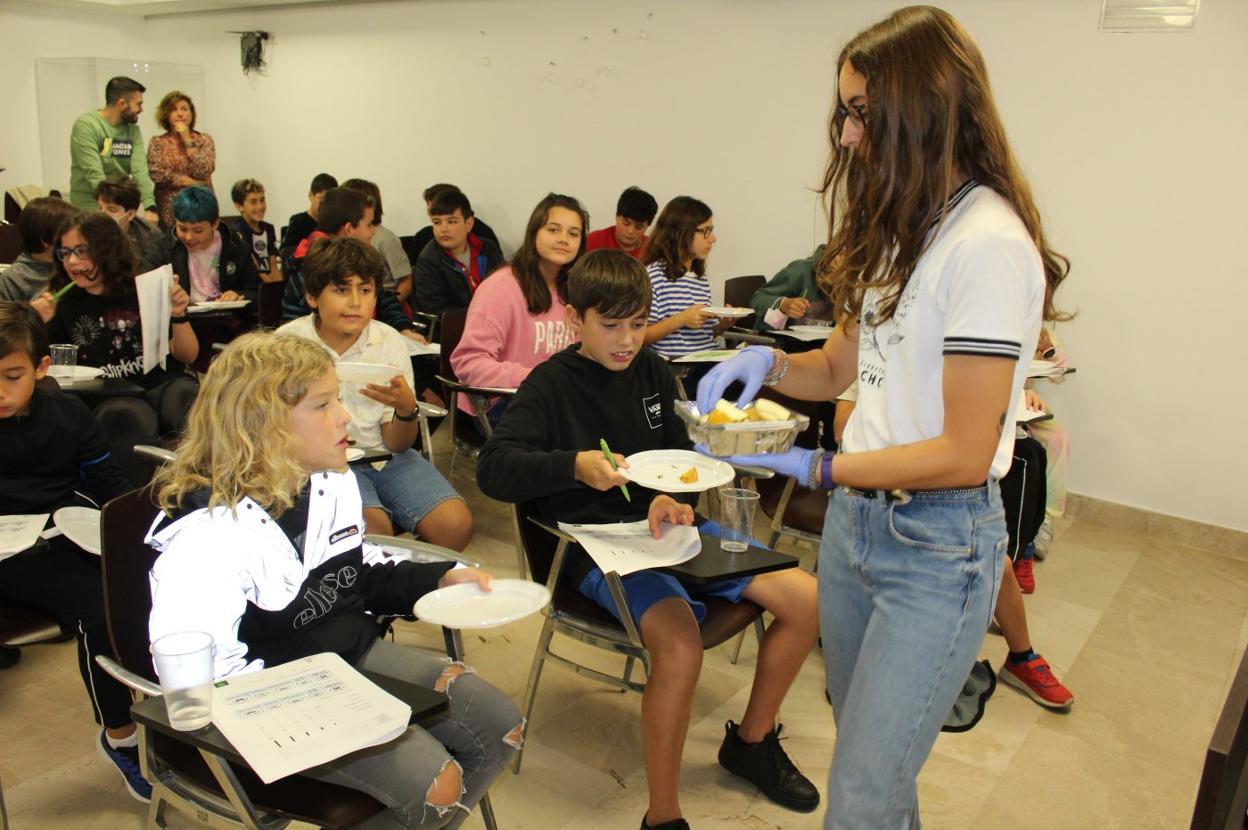 Alumnos del colegio rural agrupado La Marina durante la cata de manzanas. 