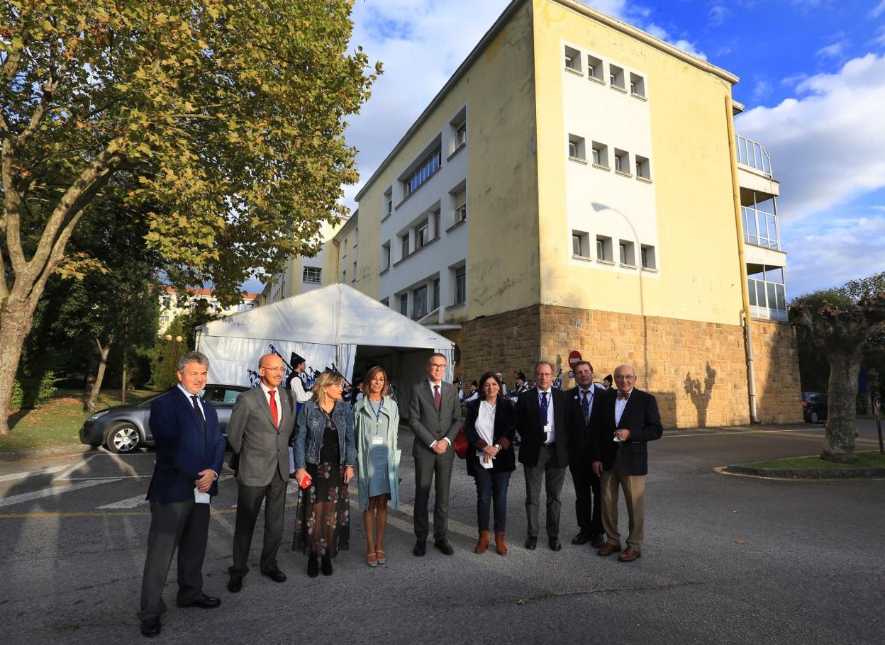 Las autoridades momentos antes del inicio de los actos de celebración del 75 aniversario. 